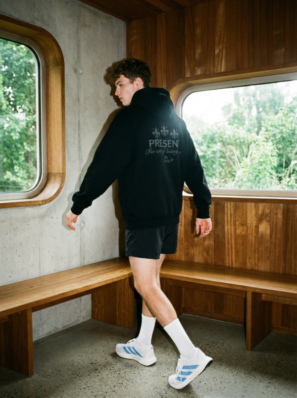 fashion-shooting-1775105492123 Sudadera Present Signature Negra