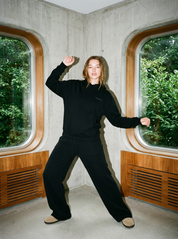 fashion-shooting-1775148599306 Sudadera Present Signature Negra