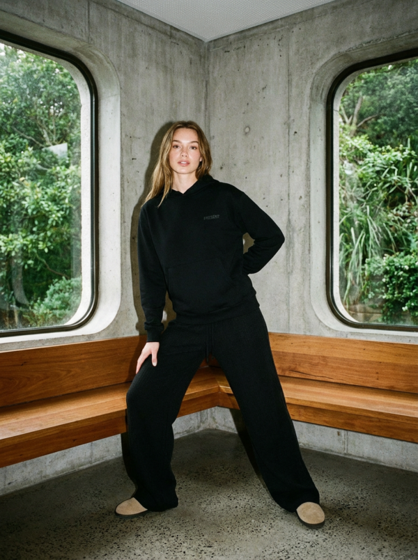 fashion-shooting-1775148671660 Sudadera Present Signature Negra